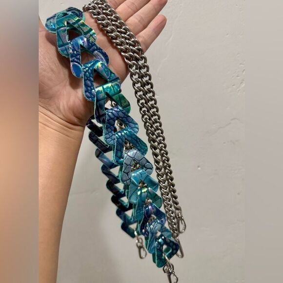 Iridescent Croc-Embossed Leather Handmade Kisslock Baguette Bag/Multi Use Style - Picture 14 of 16